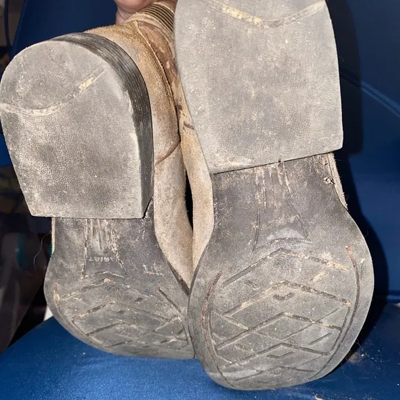 - Ariat boys boots