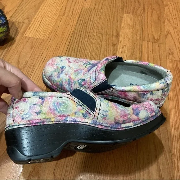 6.5 KLOGS FOOTWEAR Naples Collection Clogs great for someone on their feet a lot