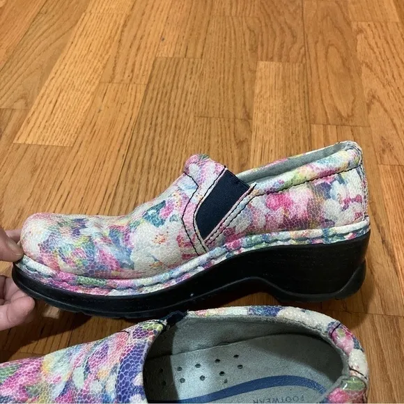 6.5 KLOGS FOOTWEAR Naples Collection Clogs great for someone on their feet a lot