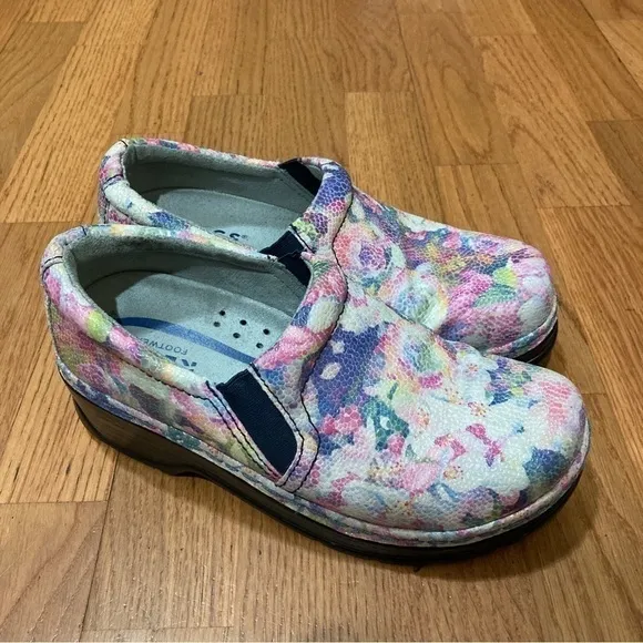 6.5 KLOGS FOOTWEAR Naples Collection Clogs great for someone on their feet a lot
