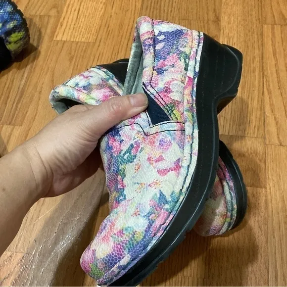 6.5 KLOGS FOOTWEAR Naples Collection Clogs great for someone on their feet a lot