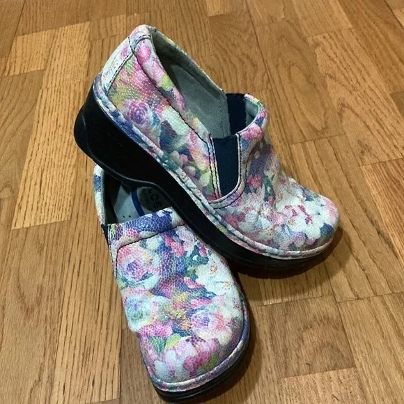 6.5 KLOGS FOOTWEAR Naples Collection Clogs great for someone on their feet a lot