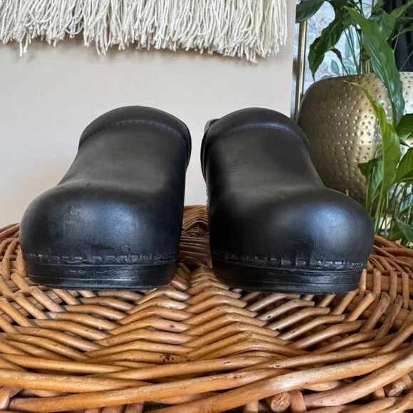 Dansko XP Professional Black Leather Clogs Size 40