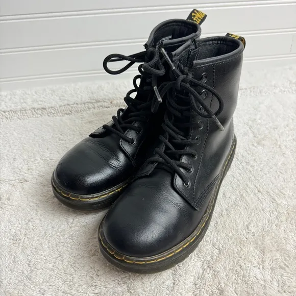 Dr. Martens Big Kid Boots Smooth Leather size 3 black Combat Lace up AW004