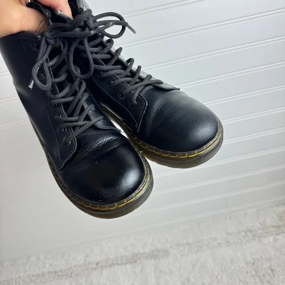 Dr. Martens Big Kid Boots Smooth Leather size 3 black Combat Lace up AW004