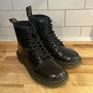 Dr Martens Lace Up Combat Boots Youth Girls SZ 2 Black Patent Leather JY004