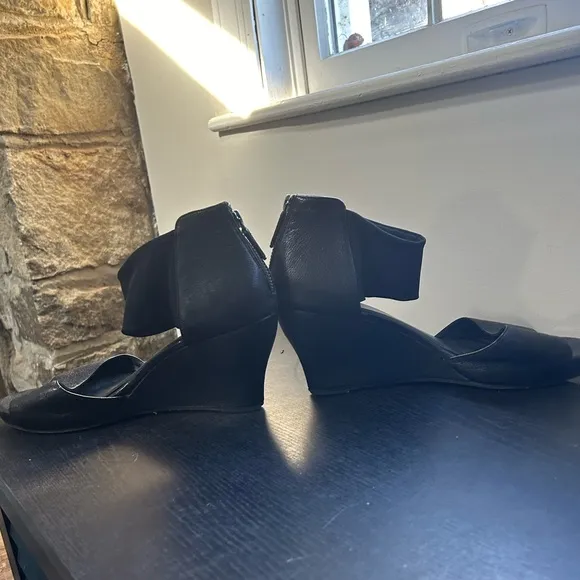 Eileen Fisher Corona Sandals Black Leather Ankle Strap Zip Wedge Peep