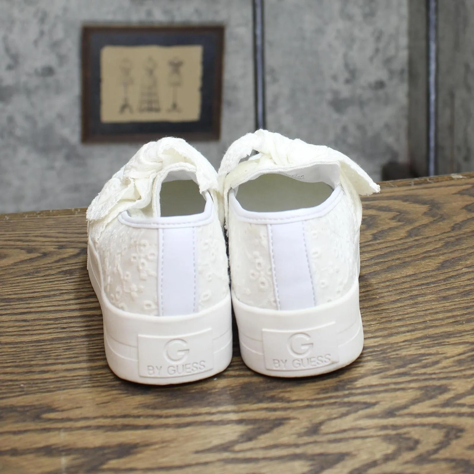 G by Guess Womens Vintage Lace Pull On Low Top Sneakers 167419652e47f7 White 6M