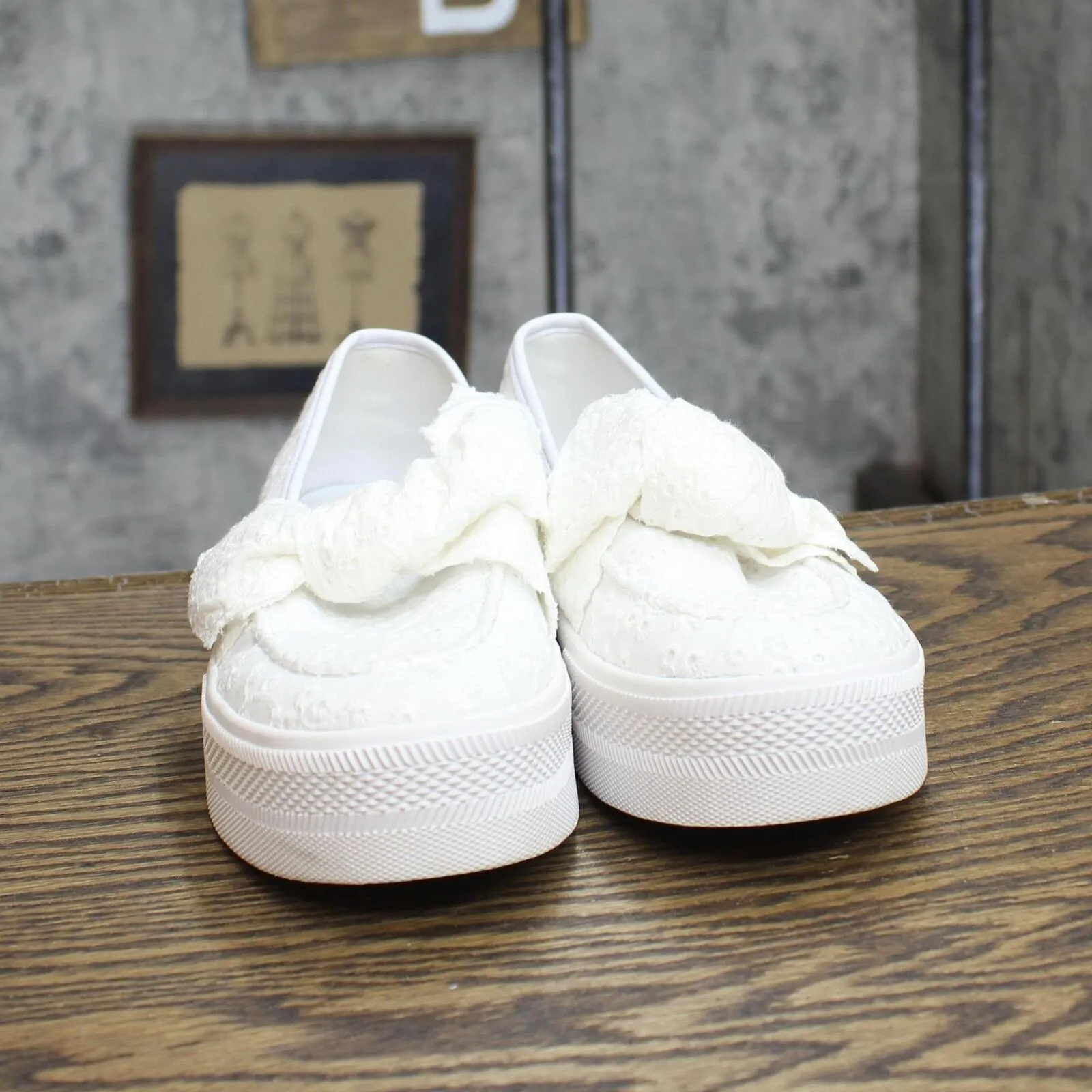 G by Guess Womens Vintage Lace Pull On Low Top Sneakers 167419652e47f7 White 6M