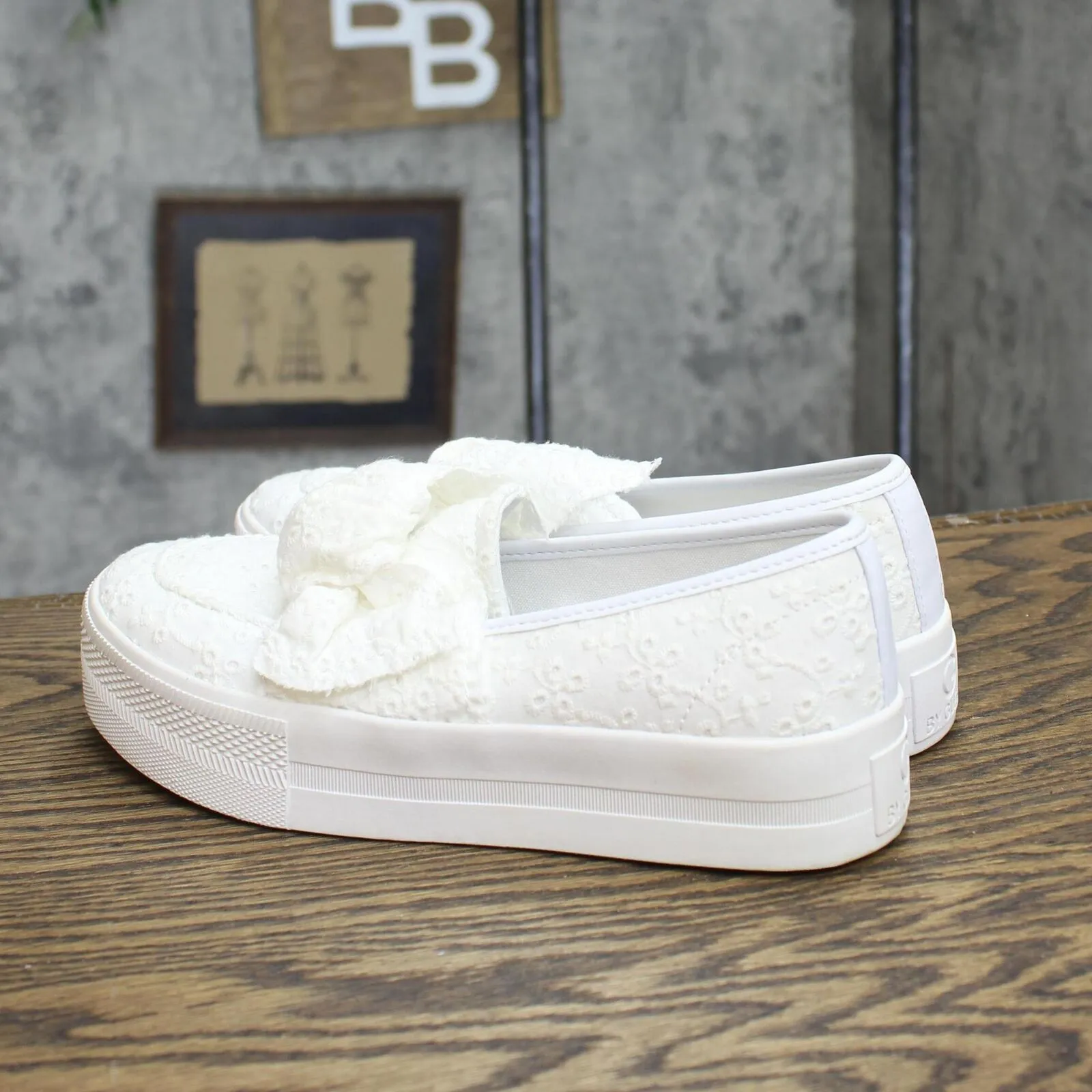 G by Guess Womens Vintage Lace Pull On Low Top Sneakers 167419652e47f7 White 6M