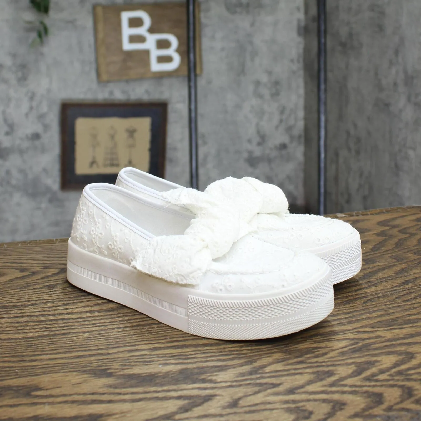 G by Guess Womens Vintage Lace Pull On Low Top Sneakers 167419652e47f7 White 6M