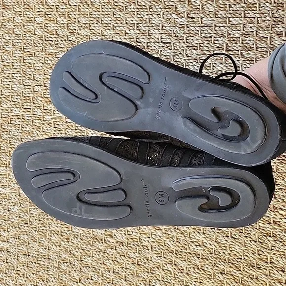 GENTLE SOUL'S by Kenneth Cole black leather gladiator sandals.  Size 8 M.