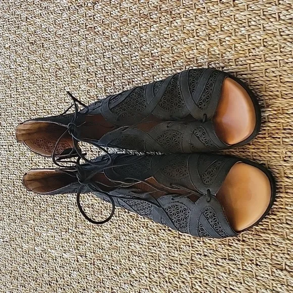 GENTLE SOUL'S by Kenneth Cole black leather gladiator sandals.  Size 8 M.
