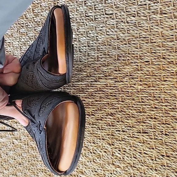 GENTLE SOUL'S by Kenneth Cole black leather gladiator sandals.  Size 8 M.