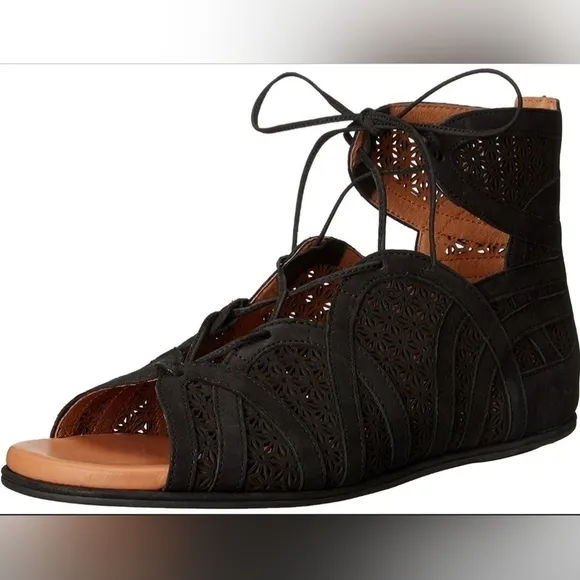 GENTLE SOUL'S by Kenneth Cole black leather gladiator sandals.  Size 8 M.