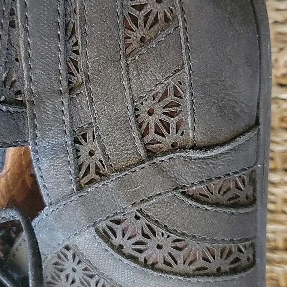 GENTLE SOUL'S by Kenneth Cole black leather gladiator sandals.  Size 8 M.
