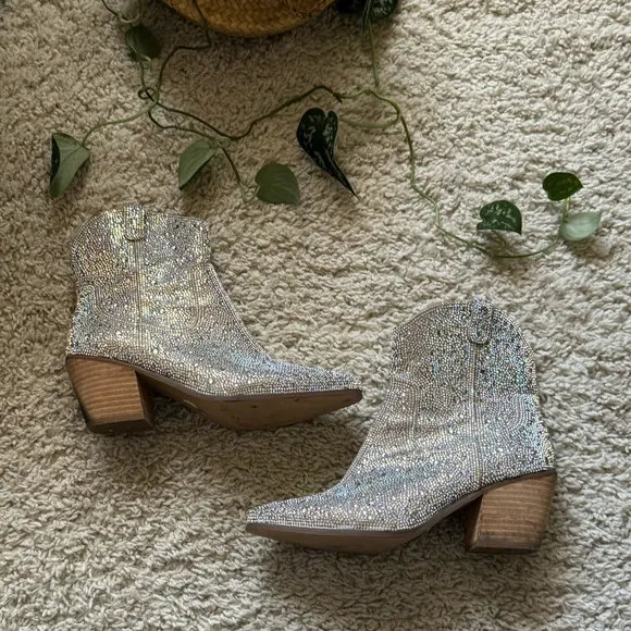 MATISSE Harlow Rhinestone Snip Toe Boots Size 8.5