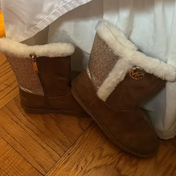 Michel Kors Big Girl Glitter Fuzzy Boots Size 4