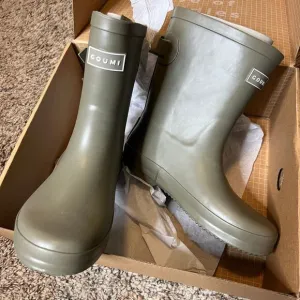 NIB Goumi Kids Artichoke Muddies SZ 13 Green Nuetral Rain Boots