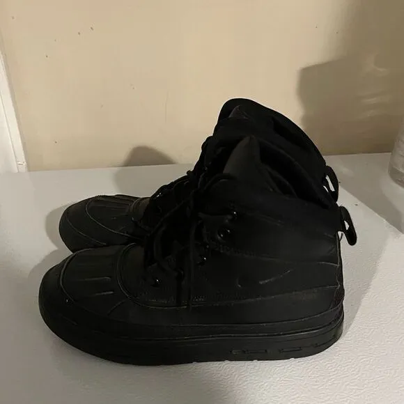 Nike ACG boots size 3y black boys