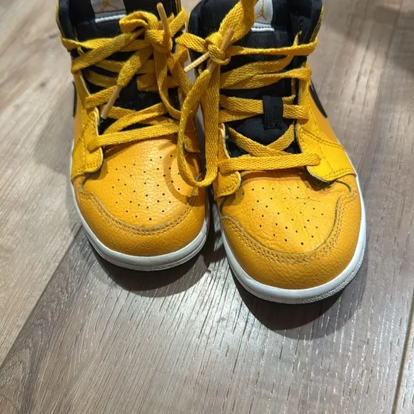 Nike Air Jordan 1 Mid Baby Size 10C Yellow Athletic Shoes Sneakers 640735-700
