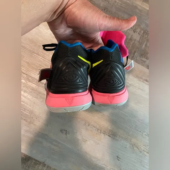 Nike Kyrie Just Do It sneakers- 7Y