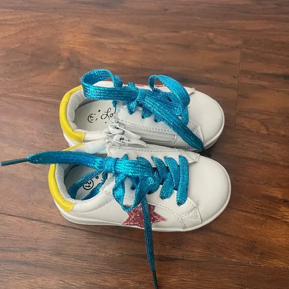 NWOT Lola   The Boys Pink Star sneakers with Blue Laces- Toddler size 5.5