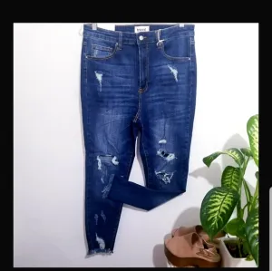Plus Size distressed Jeans