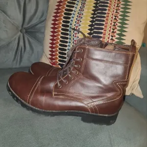 Report | Booster Boots Men's Size 13M