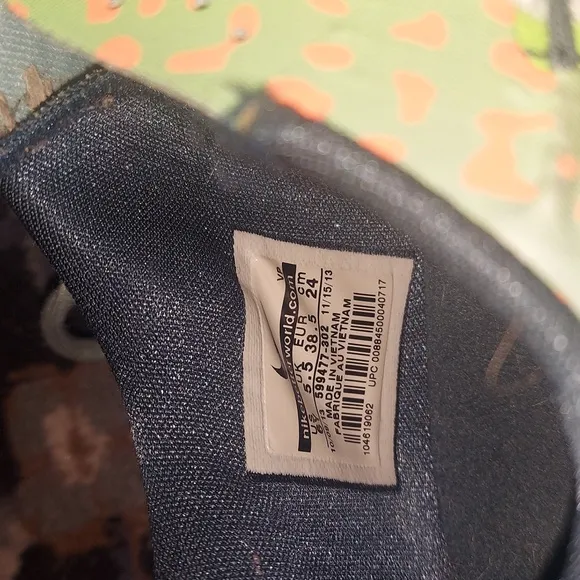 sneakers used no box