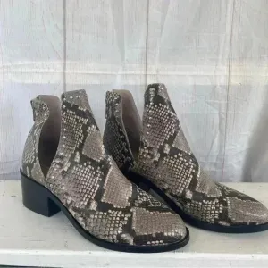 Steve Madden Casino Natural Snake Studded Boots Size 9