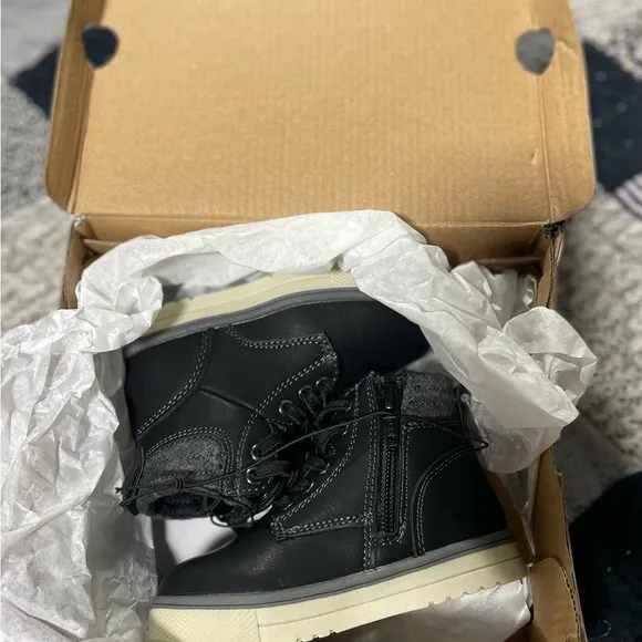 Thereabouts size 6 toddler boots