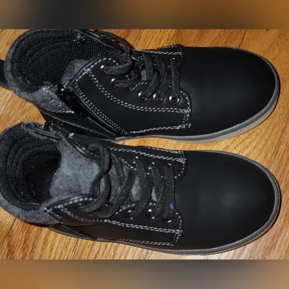 Thereabouts toddler boots; size 9
