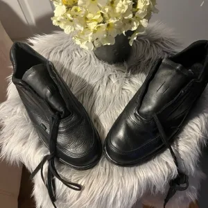 Thorogood sneakers w/steel toe