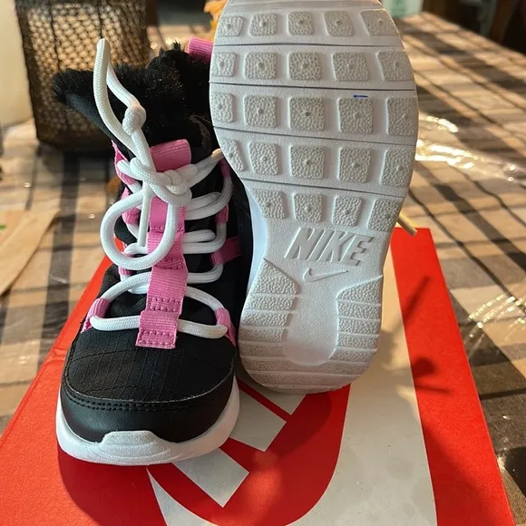 toddler girls size 9c Nike venture boots