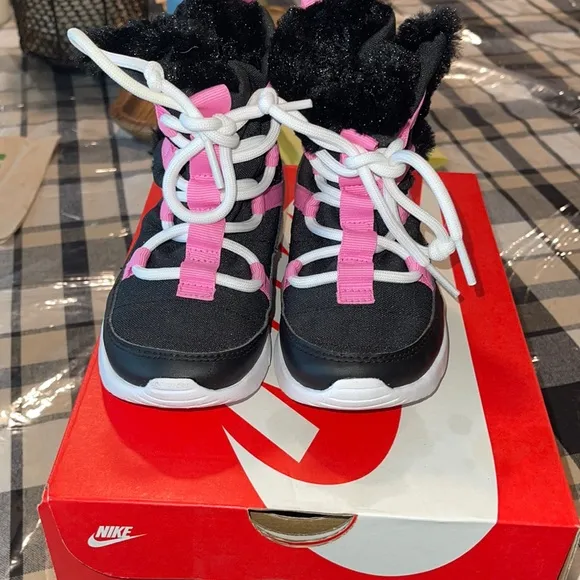 toddler girls size 9c Nike venture boots