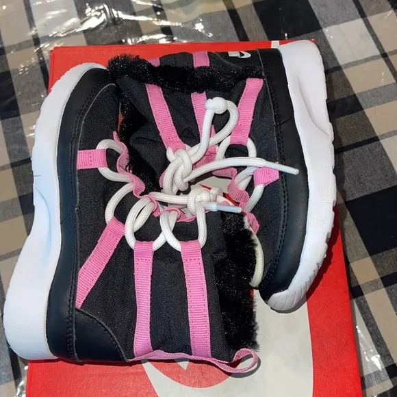 toddler girls size 9c Nike venture boots