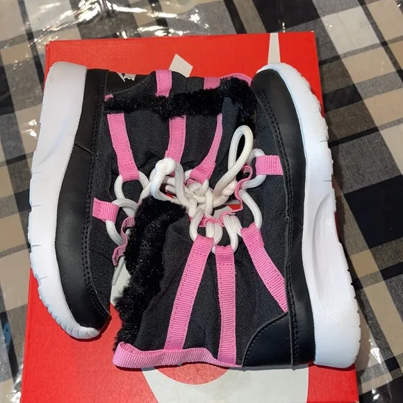 toddler girls size 9c Nike venture boots