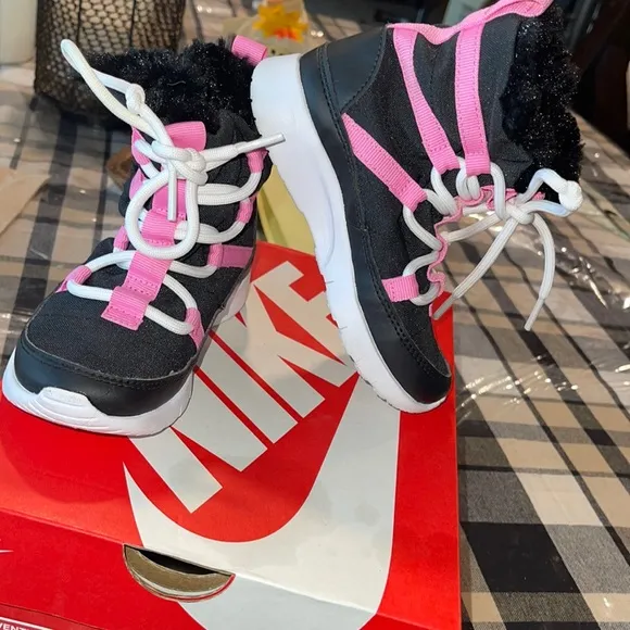 toddler girls size 9c Nike venture boots