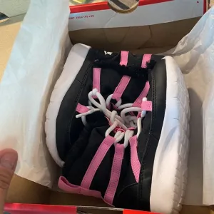 toddler girls size 9c Nike venture boots