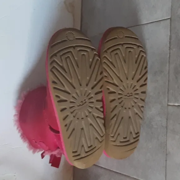 UGG  boots  size 3