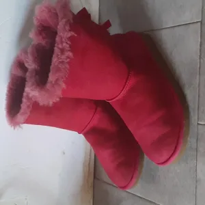 UGG  boots  size 3