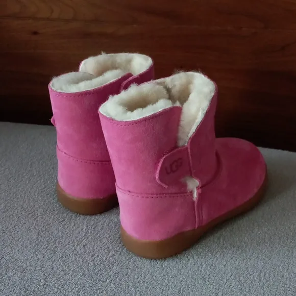 UGG BOOTS SIZE 8