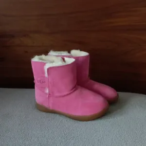 UGG BOOTS SIZE 8