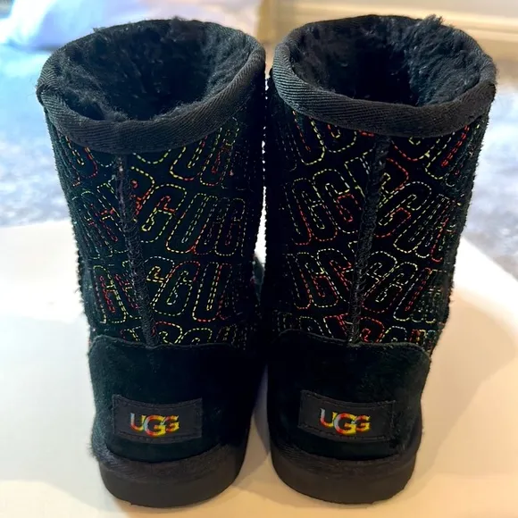 UGG KIDS NIB II GRAPHIC MULTI COLOR STITCHING  BOOTS SIZE 2