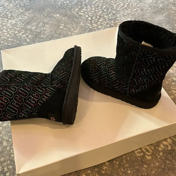 UGG KIDS NIB II GRAPHIC MULTI COLOR STITCHING  BOOTS SIZE 2