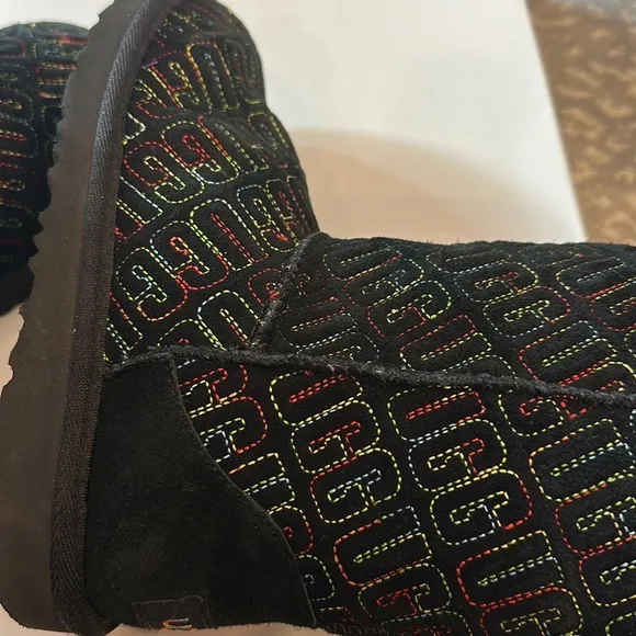 UGG KIDS NIB II GRAPHIC MULTI COLOR STITCHING  BOOTS SIZE 2