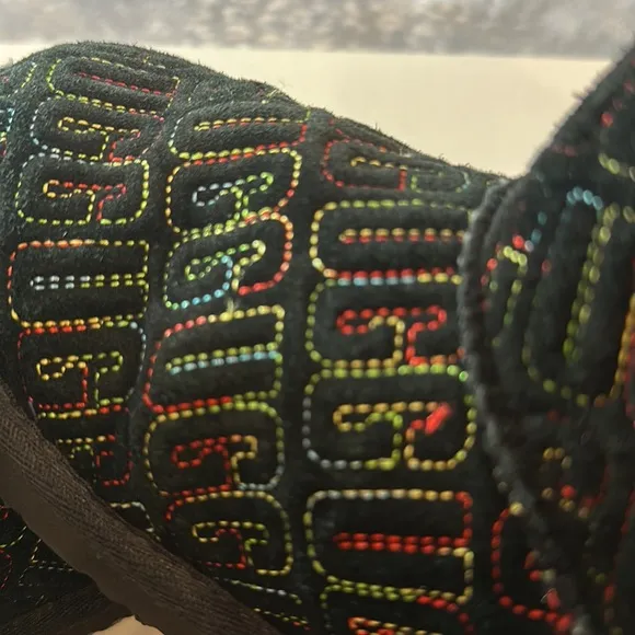 UGG KIDS NIB II GRAPHIC MULTI COLOR STITCHING  BOOTS SIZE 2