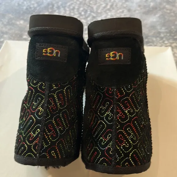 UGG KIDS NIB II GRAPHIC MULTI COLOR STITCHING  BOOTS SIZE 2