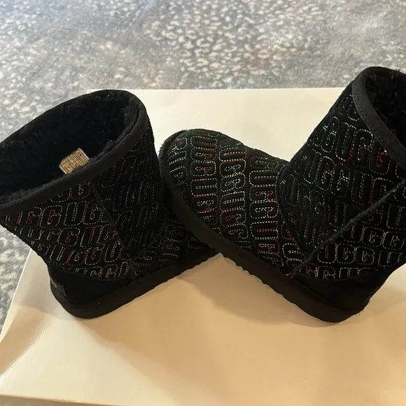 UGG KIDS NIB II GRAPHIC MULTI COLOR STITCHING  BOOTS SIZE 2